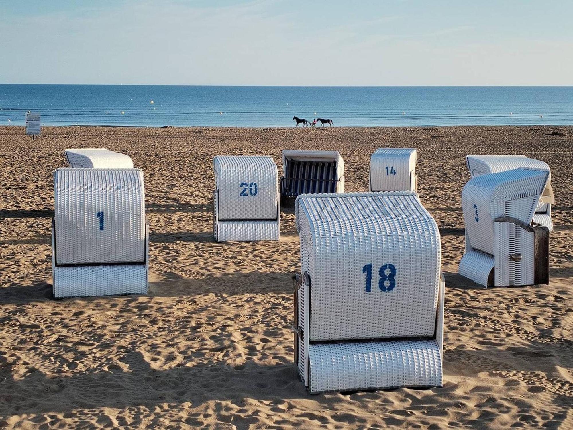 Studio Avec Terrasse, Parking Prive Et Acces Direct A La Plage - Fr-1-465-86 Merville-Franceville-Plage Exterior photo